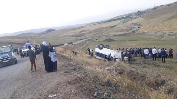 Kaçak göçmenleri taşıyan minibüs kaza yaptı: 21 yaralı