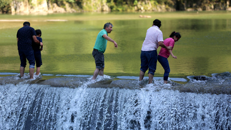Derede tehlikeli anlar! Fotoğraf çektirmek isteyenler ölümle burun buruna geliyor