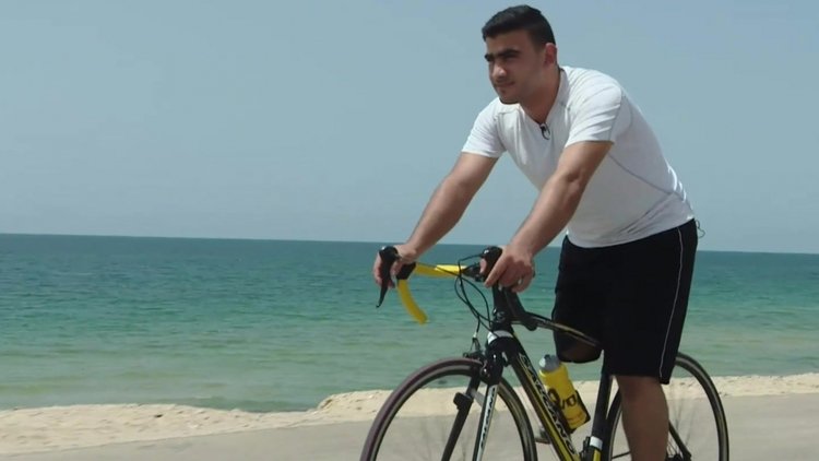 İsrail kurşunuyla tek bacağını kaybeden Filistinli bisikletçi