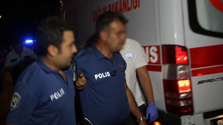 Yardım etmek isteyen polis saldırıya uğradı