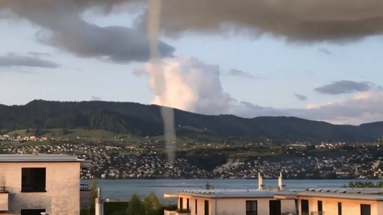 İsviçre'de korku dolu anlar! Ani hava değişimi gölde hortuma neden oldu