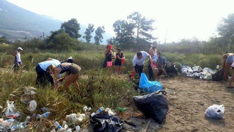 Akyaka'dan 2 ton çöp çıktı