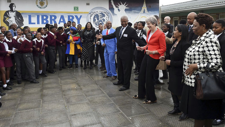 İngiliz Başbakan'ın dans çabası! Çocuklara eşlik etmeye çalıştı