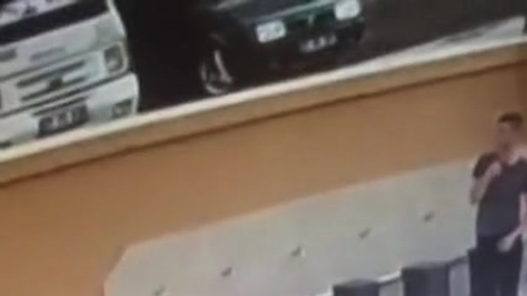 Hırsızlıktan bıkan cemaat caminin kapısına zincir vurdu