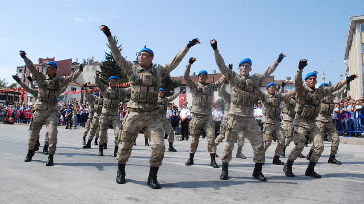 Komandoların zeybek gösterisi kutlamalara damga vurdu