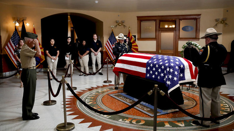 ABD'li Senatör McCain için ilk tören Arizona'da düzenlendi