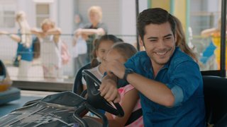 Melek bayramı yetimhanede çocuklarla geçiriyor. Ancak Yağmur ve arkadaşlarının gönlü, onları yalnız bırakmaya razı olmuyor. ...