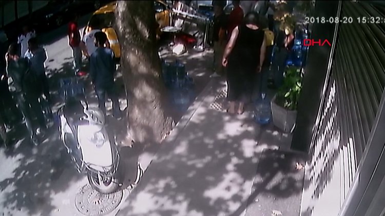 Bonzai içip kaza yapan taksiciye dayak kamerada