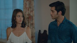 Deniz, Melek ve Yağmur’u konuşmak için çağırıyor. Her şeyin farkında olan Deniz, “ikiniz de birbirinize aşıksınız