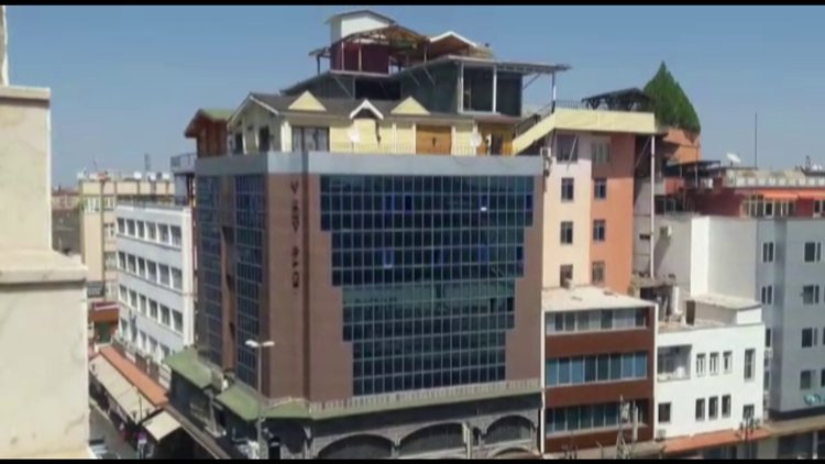 Görenler hayrete düştü! Plazanın üstüne müstakil ev yapmışlar
