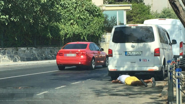 Tartıştığı eşinin gitmesini engellemek isteyen adam canından oluyordu