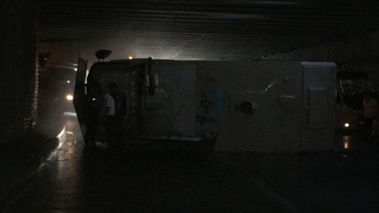 Fatih'te kaza! Devrilen TOMA belediye otobüsüne çarptı