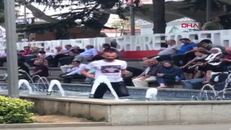 Süs havuzunda, fıskiyeden fışkıran suya karate yaptı