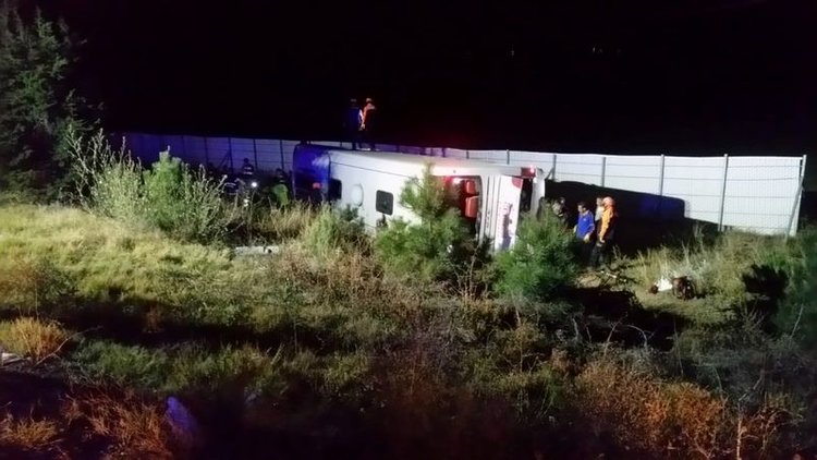 Afyonkarahisar'da yolcu otobüsü devrildi: 2 ölü, 32 yaralı