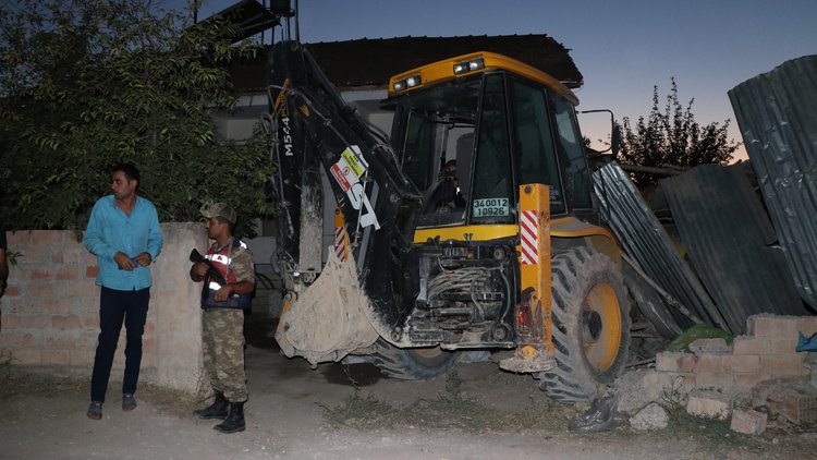 Kontrolden çıkan kepçe evin bahçesine girdi: 1 ölü, 3 yaralı