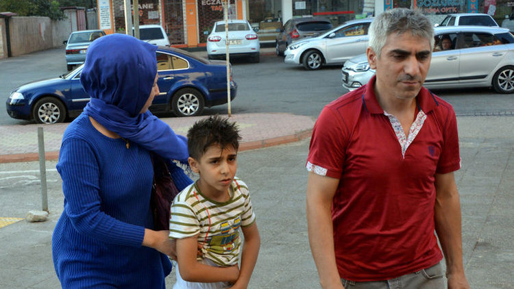 9 yaşındaki çocuk bahçede otururken kolundan vuruldu!