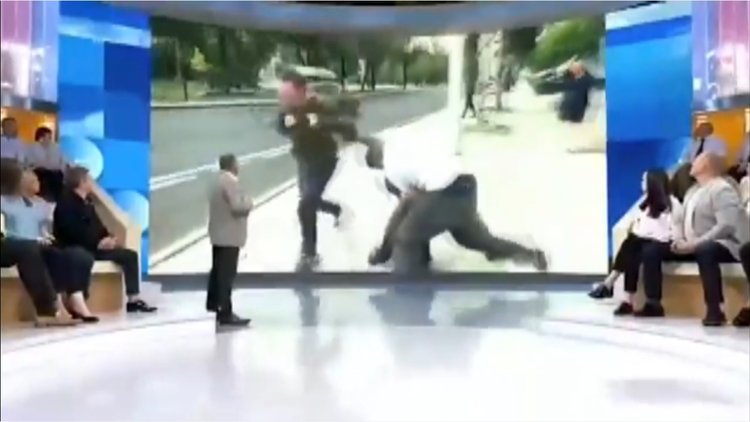 Rus muhabire canlı yayında saldırı!