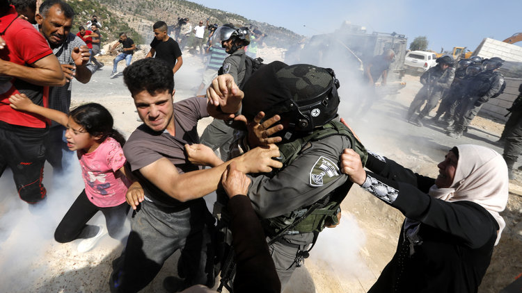 Batı Şeria'da olaylı yıkım! 6 Filistinli plastik mermiyle yaralandı