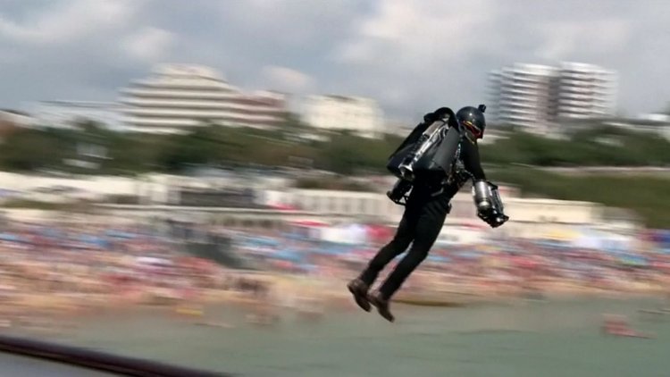 Havada böyle uçtular! İngiltere'de iki jetpack pilotu rekor kırdı