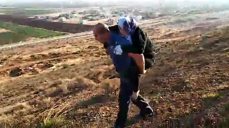 Polis memuru, yaralı Suriyeli kadını 2 kilometre sırtında taşıdı