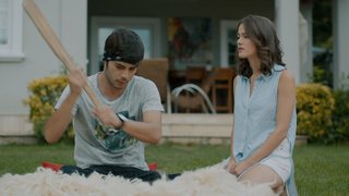 Melek, herkesin evden gitmesiyle Yağmur’la konuşmak için fırsat kolluyor.