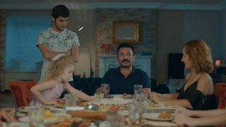 Melike ve Necmettin, ailecek tatile çıkıyor.