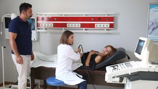 Doktor, Melike'ye hamile olmadığını söylüyor.