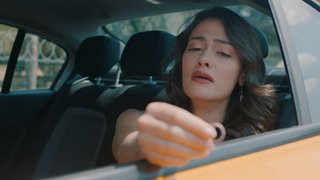 Yağmur, Melek'e mesaj atarak yemeğe gelemeyeceğini söylüyor.