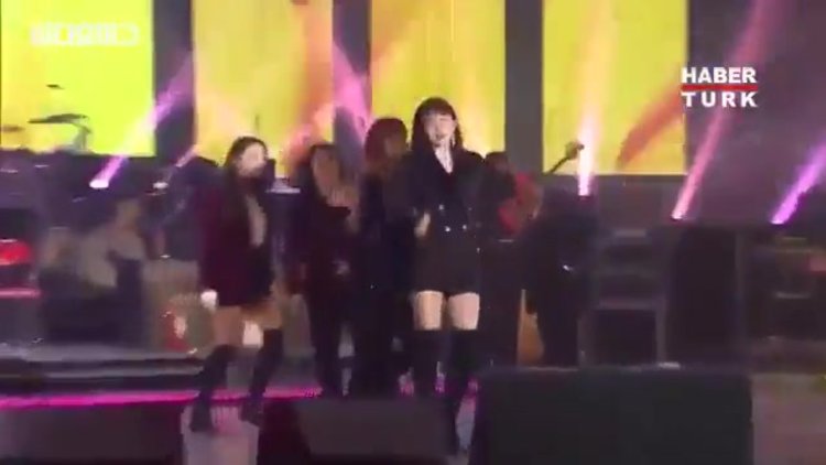 Hayatlarında ilk kez K-pop performansı izleyen Kuzey Koreliler