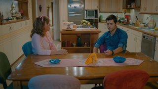 Yağmur, Melek’in duygularından emin olmadığını düşünüyor. 