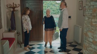 Ekrem'in annesi sürpriz yapıp Melike'lere geliyor.