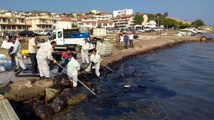Foça'da denize petrol sızmasıyla ilgili yeni gelişme