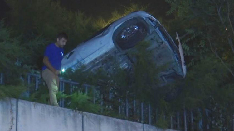 Kağıthane'de trafik kazası! Otomobil istinat duvarında asılı kaldı