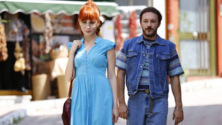 Bakkala giden Ufuk, eski çocukluk aşkı Ayşe ile karşı karşıya geliyor.