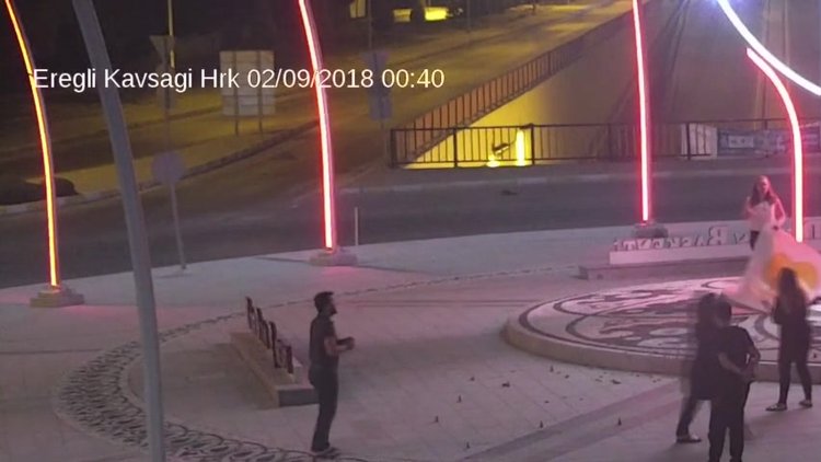 Kavşakta yapılan evlilik teklifi MOBESE'ye takıldı