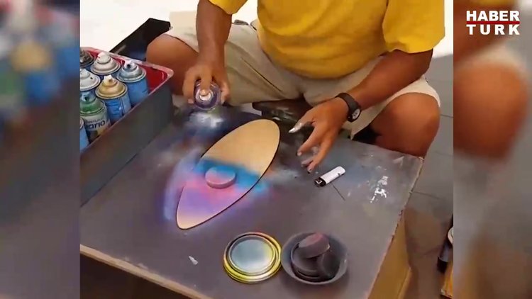 Sprey boya ve gazete parçaları onun için yeterli