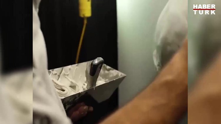 Alçıyla duvarda sanat yaptı