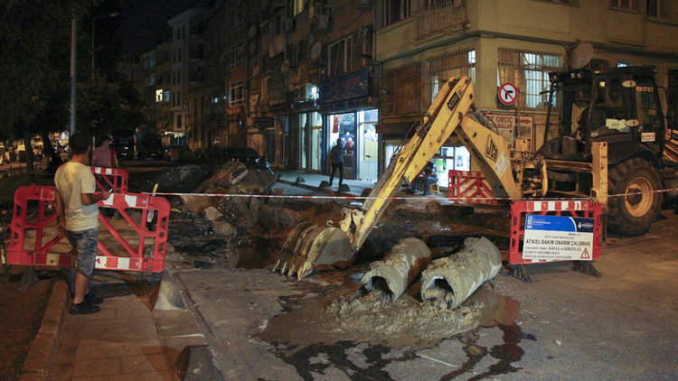 İstanbul'da yol çöktü
