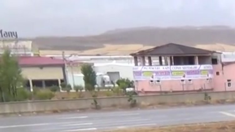 Çamurdan kurtarmak istediği otomobilinin motorunu yaktı