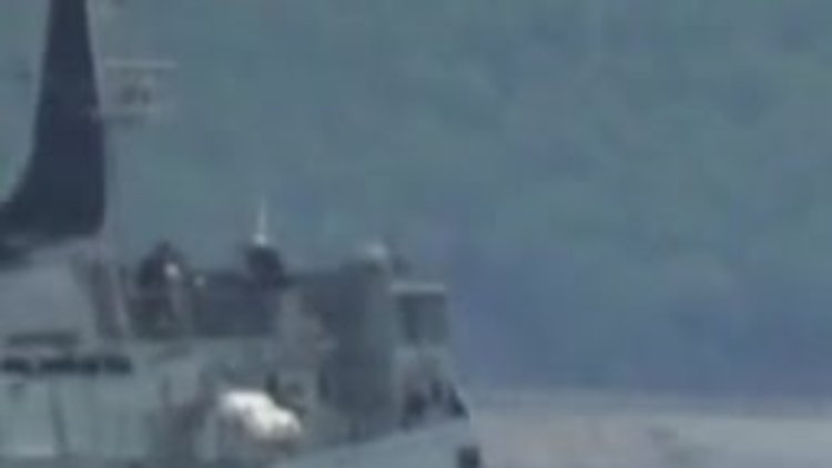 Çanakkale Boğazı'ndan geçen Rus savaş gemisindeki malzemeler dikkat çekti