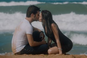 Melek ve Yağmur öpüşüyor!