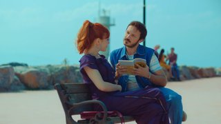  Telefonda konuşurken bir anda karşısında Ayşe'yi gören Ufuk, eski günleri hatırlıyor. 