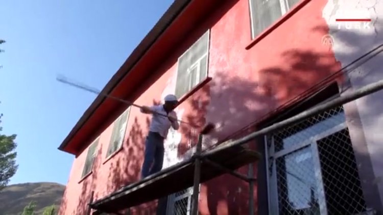 Fedakar öğretmenler okullarını boyadı