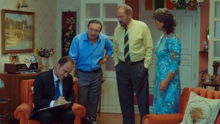  İcra takibinin duyulmaması için her yolu deneyen Necati, Ayten'i içeriye yollayıp, memuru ikna etmeye çalışıyor. 