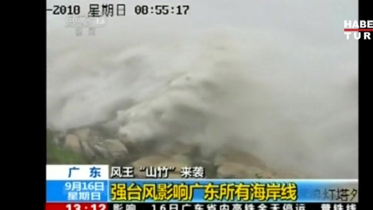 Fırtına Hong Kong'u adeta uçurdu