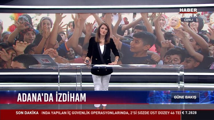 Adana'da izdiham: Çocuklara dağıtılan topu büyükler almaya çalıştı