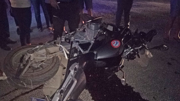 Otomobil sürücüsü polis memuruna çarptı