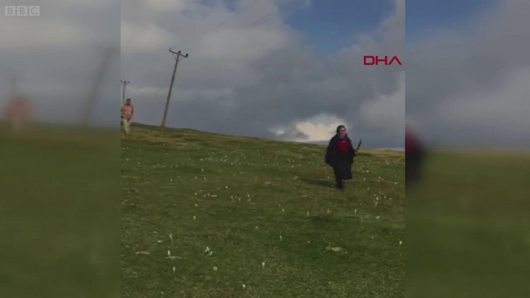 Yaylacı kadınlar meradaki kaçak yapıyı kazma-kürekle yıktı