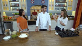 Katmerci Ömer Aksu ile Normal Katmer-Simit Katmer, Katmer Hamurundan Kıymalı Börek, Etli Yoğurtlu Patates ve Buzlu Salata yapımını gösterdi. ...