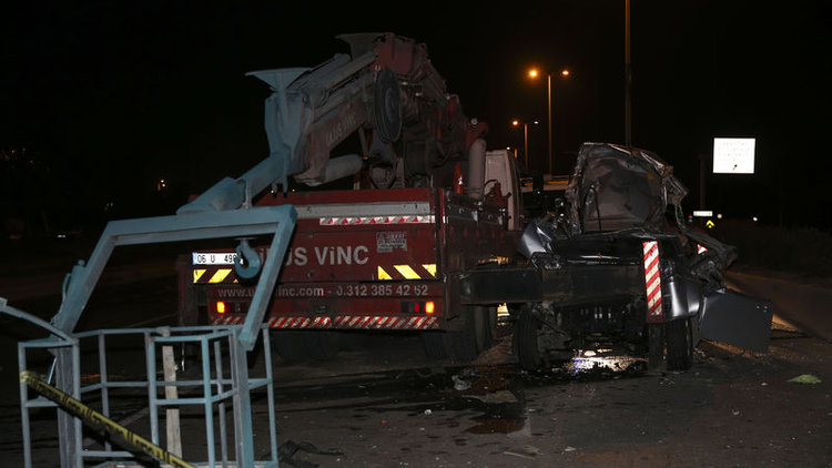 Ankara'da feci kaza! Kamyonet vince çarptı